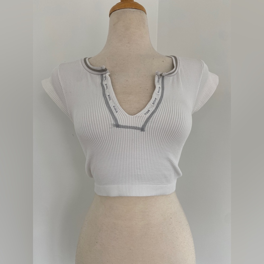 Cute urban outfitters cropped shirt